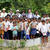 カンボジアの小学校で子どもたちの笑顔に囲まれた山内さん（最後列右から２番目）