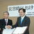 米沢市長と協定書を交わし、握手する齋藤支部長（左）