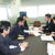 秋田県総合防災課と防災について情報交換する左から菊地専務理事、加藤所長（３人目）ら