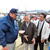 石油コーナーで山内支部長（右）らの説明を受ける青野市長（左）