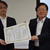 九州電力の永友資材部長から感謝状を受け取る全石連の河本副会長・専務理事㊨