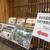 「地震の記録を伝えよう」と写真の展示コーナーが設置されている熊本県庁
