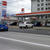 次々に給油客の車が入って混雑するＳＳ（６日昼過ぎ、福岡市）