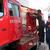 消防車に給油する訓練参加者（岐阜市）