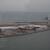 秋田港では地上風車（手前）の奥の防波堤外側の洋上に巨大風車が立った