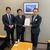 森会長が若澤社長（中央）と荒木久司常務取締役（左）に要望書を手渡した