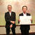 表彰後、記念撮影する川口社長（左）と山崎センター長