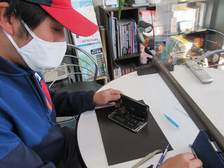 ＳＳ内のわずかなスペースで作業を行う