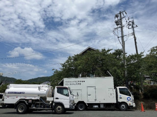 ローリーが高圧発電機車へ燃料供給する様子（7月30日、宇城市、写真提供：九州電力送配電）