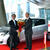 楢原市長に車を贈呈する喜多村社長（左）