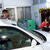 手洗い洗車する細川誠一さん(左)と平岡敏美さん(右)・大崎石油