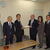 野島幹事長ら幹部に署名簿を手渡す谷口会長（左から３番目）