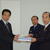 日本橋消防署と危安協からロール紙を贈呈される岩尾ブロック長（写真左）