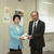 吉村知事に本を贈呈する遠藤理事長
