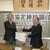 協定を結びテレビ和歌山・藤木局長と握手を交わす森下理事長（左）