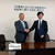 協定書を交換して握手する和田理事長㊧と高橋部長