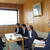 佐藤教育部長に石油機器の導入を提案する岩手の野中専務理事（右）と石連の加藤所長（右から４人目）ら