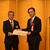 知事表彰では渡辺氏、鶴岡氏、穴澤氏の３副理事長の長年の貢献に対し感謝状が贈られた（写真は渡辺氏（左）と黒岩知事）