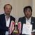 遠藤理事長（左）から優勝杯を受ける村川氏
