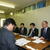 石油の利用を訴えた（右から）遠藤理事長、山口支部長、加藤所長