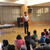 潟上市の大豊小学校で「子ども１１０番」について説明する佐々木部長（昨年11月）