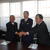 災害協定を結び、連携強化を確認する加納理事長（左）と田口相談役（右）。中央は山口豊田署長