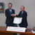 県との新たな災害協定に調印し、横内知事と固い握手を交わす西川理事長（左）