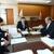 福島県の佐藤知事を訪問し、公共施設での石油利用を提案した福島の根本理事長㊨と石連の松井英夫専務理事㊧