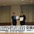 　協定書を掲げる村井知事（左）と佐藤理事長（右）