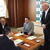 飯田町長（左端）に石油の平時利用を要望する青柳副理事長㊨