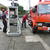 益田石油東町ＳＳで行われた消防車への給油訓練