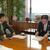 小沢市長に石油機器の導入を要望する小澤副理事長（左）