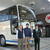 バス事業快走の山田会長(左)とＳＳ運営の次男怜生奈さん(中央)、右はバス従業員の三品定義運転手