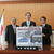 「県民の生活を守る石油」パネルを掲げる（左から）根本理事長、内堀知事、奥田専務理事