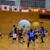 4日の準決勝で日本代表の青いユニフォームを着用し、ディフェンスする千穂さん（右）とさくらさん（背中）