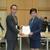 矢島理事長（左）が小池知事に要望書を手渡し、ＳＳ網維持への支援を求めた