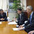 小林市長に石油機器導入の提案を行った小井田支部長（左から２人目）と田中部長（同３人目）（３月23日）