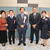 受賞を喜ぶ石川昂平君（左２番目）と宇佐美理事長（左３番目）