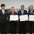 協定書を交わす（右から）工藤支部長、黒澤町長、平林専務と黒澤社長