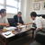 石油卸会社からノウハウを学ぶ斉藤専務理事(左）と川代マネージャー