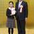 最優秀作品賞を受賞した山本さん（左）と月岡会長
