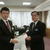 山本益田市長（左）に石油機器導入の提案書を手渡す土田理事長