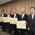 （左から）三原、安原、大野、伊藤の４氏が吉澤課長から世耕大臣の感謝状を受け取った