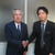 感謝の気持ちを伝え握手を交わす松浦課長（右）と内藤理事長