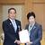 矢島理事長から小池知事（右）に要望書を手渡し、一層の支援を求めた