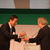 受賞者にトロフィーを手渡す大田JXTGエネルギー社長（左）