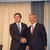 統合発表で握手をする木藤社長（左）と亀岡剛副会長（当時昭シェル社長）