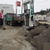 台風19号の被災地・宮城県丸森町で、濁流に襲われてはがれたアスファルトの片付け作業をする経営者