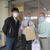 石油会館でマスクを販売する（左から）野口事務局長、石川専務理事と購入した組合員
