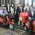 日本橋郵便局の配達員と電動二輪車に乗る小泉大臣（右）